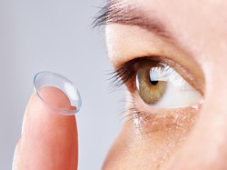 Kisah Wanita Mendadak Buta gegara Soft Lens, Ternyata Ini Penyebabnya