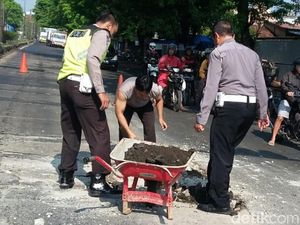 Patungan, 4 Polisi Pekalongan Ini Tambal Jalan Berlubang di Pantura