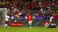 Mesir baru bisa membuka keunggulan di menit ke-63. Memanfaatkan buruknya sapuan pemain belakang Kongo, Salah kemudian masuk ke kotak penalti dan menaklukkan kiper Kongo. Amr Abdallah Dalsh/Reuters.
