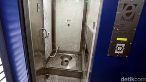Melihat dari Dekat Smart Toilet di Halte TransJakarta Monas