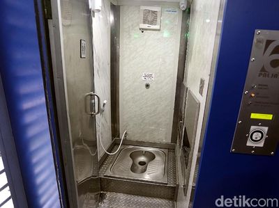 Melihat dari Dekat Smart Toilet di Halte TransJakarta Monas