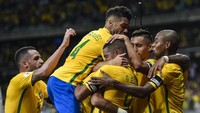 Brasil dipastikan lolos dengan status juara grup zona Amerika Selatan. Dengan performa menjanjikan, Neymar dkk. dibebani dengan target tinggi di Rusia, setelah gagal total di Piala Dunia 2014 yang digenar di negara sendiri. Foto: Pedro Vilela/Getty Images