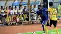 Michael Essien mengolah bola.