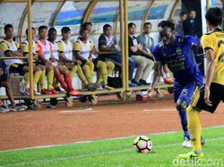 Michael Essien mengolah bola.