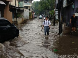 Hujan Deras, Banjir Rendam Jalan Kemang Utara