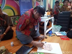 Cerita Aam, Difabel asal Gresik yang Pandai Melukis