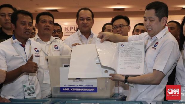 Ketua Umum Partai Perindo Hary Tanoesoedibjo (kanan) dan Sekjen Partai Perindo Ahmad Rofiq (kiri), di Jakarta, 2017.