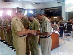 Bupati Rembang Bagikan 4.000 KTP Agar Warga Bisa Memilih