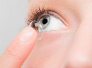 5 Cara Keliru Pakai Lensa Kontak yang Membahayakan Mata 5 Cara Keliru Pakai Lensa Kontak yang Membahayakan Mata