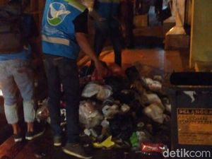 Petugas Akhirnya Bersihkan Tumpukan Sampah di Jalan Otista Bandung