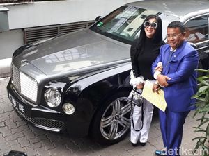 Hitam Putih, Syahrini Cetar dengan Kacamata Berhias Kristal di Bareskrim