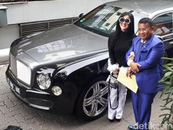 Hitam Putih, Syahrini Cetar dengan Kacamata Berhias Kristal di Bareskrim
