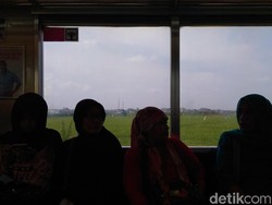 Cerita Ibu Ajak Anak Wisata Naik KRL Cikarang Karena Penasaran