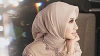 Foto: Gaya Hijab Laudya Cynthia Bella Pakai Baju Pengantin Tak Biasa