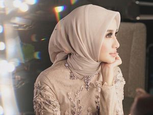 Foto: Gaya Hijab Laudya Cynthia Bella Pakai Baju Pengantin Tak Biasa