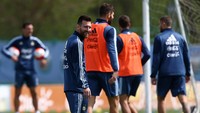 Penggemar Tim Tango tentu berharap senyuman itu cerminan dari kepercayaan diri Messi untuk meraih hasil maksimal di laga nanti. (Foto: Agustin Marcarian/REUTERS)