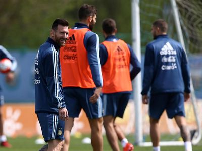 Senyum Messi Menjelang Laga Penentu Nasib Argentina