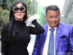 Kacamata Bling-bling Rp 12 Juta yang Dipakai Syahrini Saat ke Bareskrim