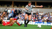 Gelandang tengah – Paul Gascoigne. Di tahun 1987, Sir Alex tak kekurangan pemain tengah jempolan tapi tetap terkesima dengan Gascoigne. Usaha memboyongnya dari Newcastle gagal karena keduluan Tottenham. (Foto: Simon Bruty/Allsport)