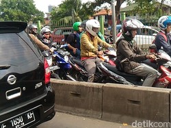 Tak Kapok, Pengendara Masih Bandel Lawan Arus di Busway Pasar Rumput