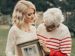 Momen Haru Saat Cucu Pakai Gaun Pengantin Neneknya di Hari Pernikahan