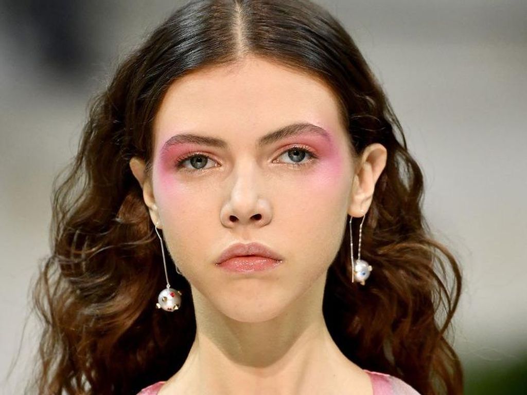 Makeup Warna Ungu Jadi Tren Kecantikan 2019 Makeup Warna Ungu Jadi Tren Kecantikan 2019