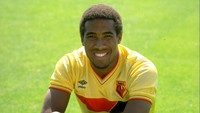 John Barnes. Menurut Edwards, Sir Alex Ferguson diberi kesempatan untuk menggaet Barnes tepat sebelum mantan penyerang itu bergabung ke Liverpool (1987). Sir Alex menolak kans tersebut. (Foto: Allsport UK /Allsport)