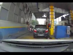 Aksi Motor Patroli Bikin Pengguna Mobil Tabrak Gerbang Tol Tebet