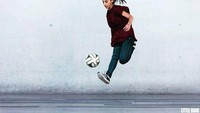 Tapi dia tak bertahan lama di PSG. Punya kemampuan jugling luar biasa, dia lantas memilih menjadi freestyler pada usia 14 tahun. (Instagram @lisafreestyle)