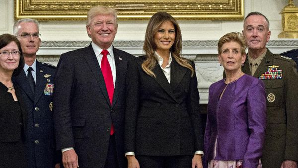 Gaya Melania Trump Tampil Profesional dengan Setelan Serba Hitam