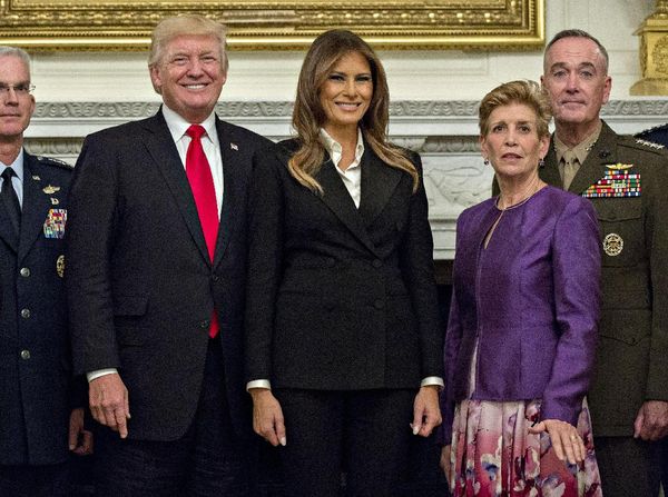 Gaya Melania Trump Tampil Profesional dengan Setelan Serba Hitam