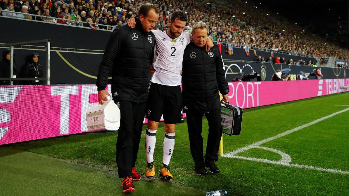 Joachim Loew menyebut Shkodran Mustafi mungkin absen lama karena cedera (Foto: Kai Pfaffenbach/Reuters)