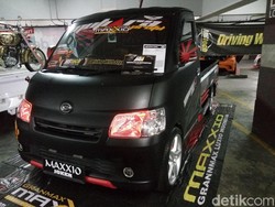 Si Hitam Elegan Pengangkut Beton