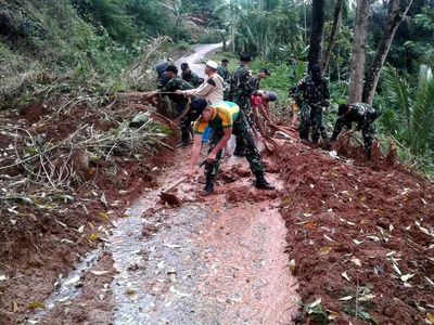 Prajurit Kostrad Bantu Bersihkan Material Longsor di Pangandaran
