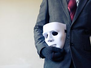 Munafik: Pengertian, Macam dan Ciri Menurut Al-Quran & Hadits Munafik: Pengertian, Macam dan Ciri Menurut Al-Quran & Hadits