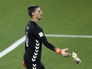 Kocak! Momen Saat Kiper Lithuania Tabrak Tiang Gawang Sendiri Kocak! Momen Saat Kiper Lithuania Tabrak Tiang Gawang Sendiri