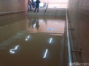 Masih Tergenang, Underpass Stasiun Tebet Belum Bisa Dilalui