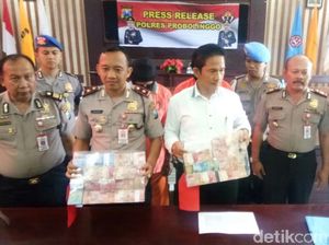Dua PNS Kecamatan di Probolinggo Terkena OTT Dana Desa Dua PNS Kecamatan di Probolinggo Terkena OTT Dana Desa