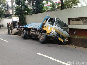 Truk Bermuatan Semen Terguling di Selokan Kebagusan Jaksel