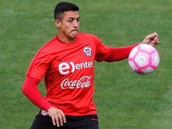 Alexis Sanchez, Chile. Saat ini Chile menempati posisi berada di posisi cukup bagus di peringkat tiga klasemen zona CONMEBOL. Tapi persaingan ketat membuat Alexis Sanchez cs pun belum bisa memastikan tiket lolos. (Foto: Leonardo Benassatto/REUTERS)