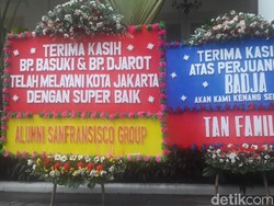 Semakin Sore, Karangan Bunga Berdatangan di Balai Kota