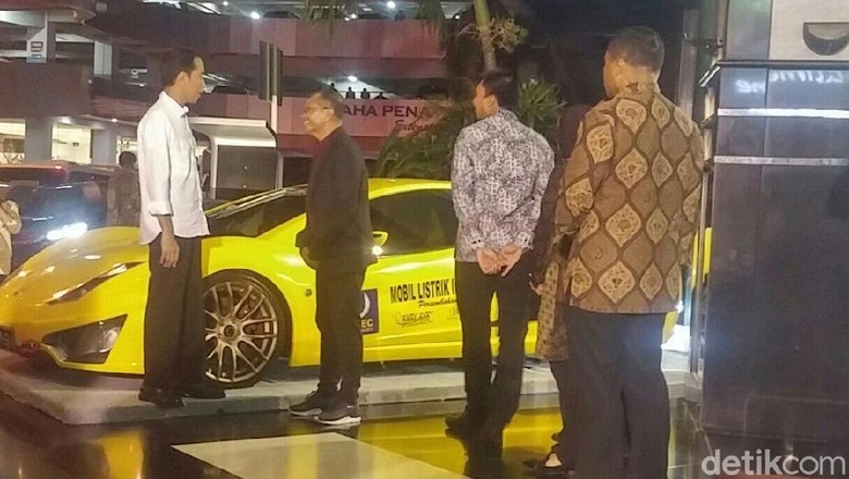 Saat Dahlan Iskan Pamer Mobil dan Motor Listrik ke Jokowi