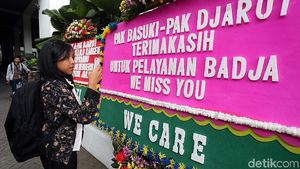 Foto: Karangan Bunga Penuhi Balai Kota di Akhir Masa Jabatan Djarot