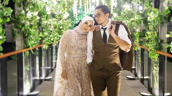 Seperti Bella, 5 Artis Ini Juga Pilih Celana untuk Baju Pengantin