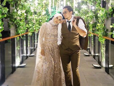 Seperti Bella, 5 Artis Ini Juga Pilih Celana untuk Baju Pengantin
