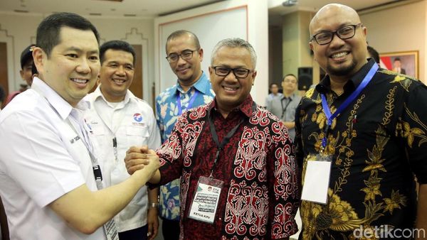 Senyum HT Saat Daftarkan Perindo ke KPU dan Janji Dukung Jokowi