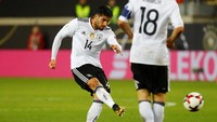Pemain Liverpool Emre Can bahkan sudah tidak masuk skuat sementara Jerman karena gelandang berdarah Turki itu masih terus bergulat dengan proses pemulihan setelah dibekap cedera punggung sejak Maret silam. (Foto: Kai Pfaffenbach/Reuters)