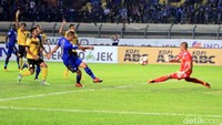 Pada babak pertama, Persib sempat membobol gawang Barito melalui sepakan Raphael Maitimo, memanfaatkan bola rebound tendangan Michael Essien. Sayang, gol dianulir karena Maitimo dianggap lebih dulu off-side saat Essien menendang bola.