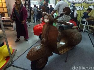 Keren, Bodi Vespa Super 1973 Dihiasi Kayu Jepara