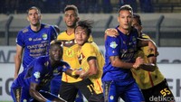 Laga Persib Bandung kontra Barito Putera pada pekan ke-28 Liga 1 musim 2017 di Stadion Si Jalak Harupat, Soreang, Kabupaten Bandung, Senin (9/10/2017), berakhir imbang tanpa gol. Hasil ini meneruskan tren imbang tuan rumah yang berjulukan Maung Bandung.